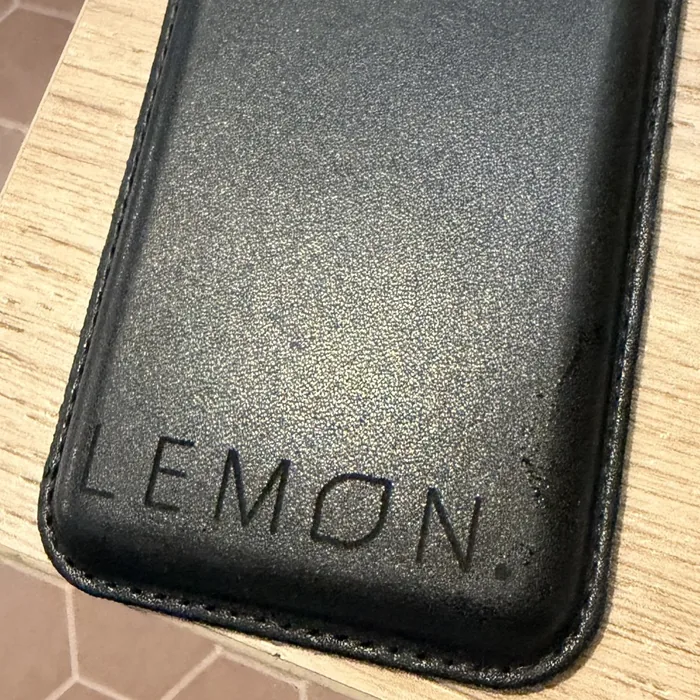 Porte-cartes en cuir noir gravé au laser avec le logo Lemon