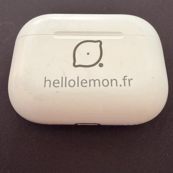 Boîtier d'écouteurs sans fil gravé au logo et à l'adresse hellolemon.fr