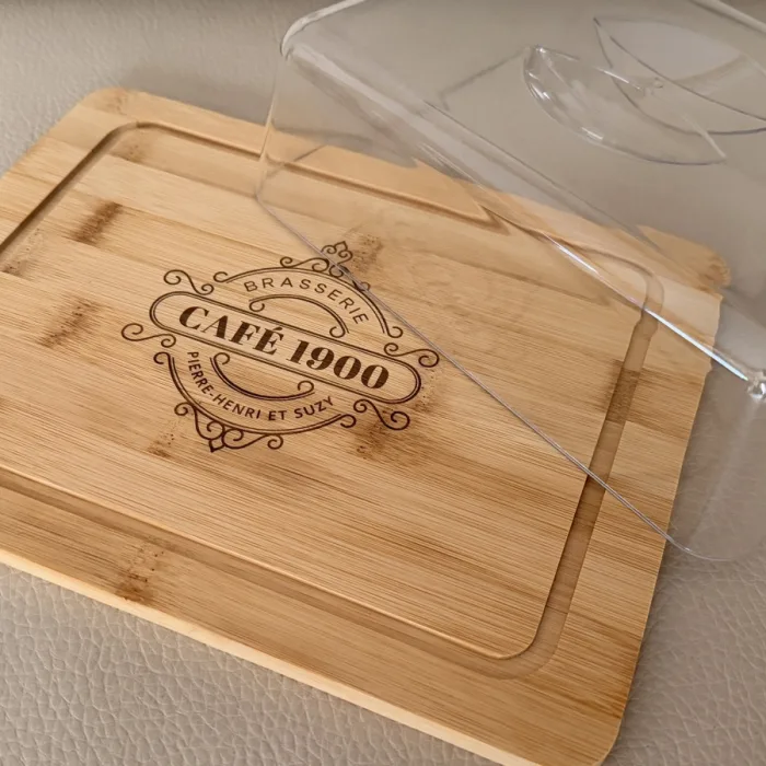 Planche à découper en bambou gravée au laser avec le logo de la brasserie Café 1900
