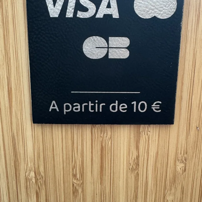 Plaque de signalétique gravée sur bicouche noir et blanc indiquant les moyens de paiement acceptés