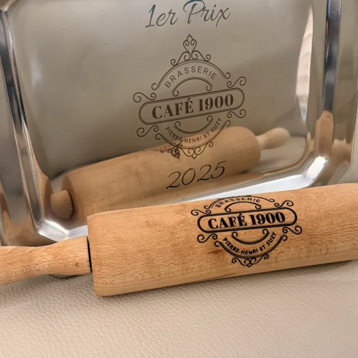 Plateau en inox gravé « 1er Prix 2025 » et rouleaux à pâtisserie en bois gravés au logo Café 1900