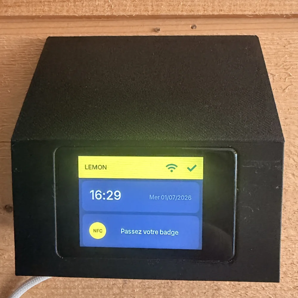 Pointeuse NFC LemonPunch fixée au mur, écran d'accueil « Passez votre badge »